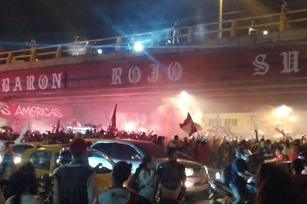 Murales de hinchas americanos en puente de la Autopista Sur se mantendrán
