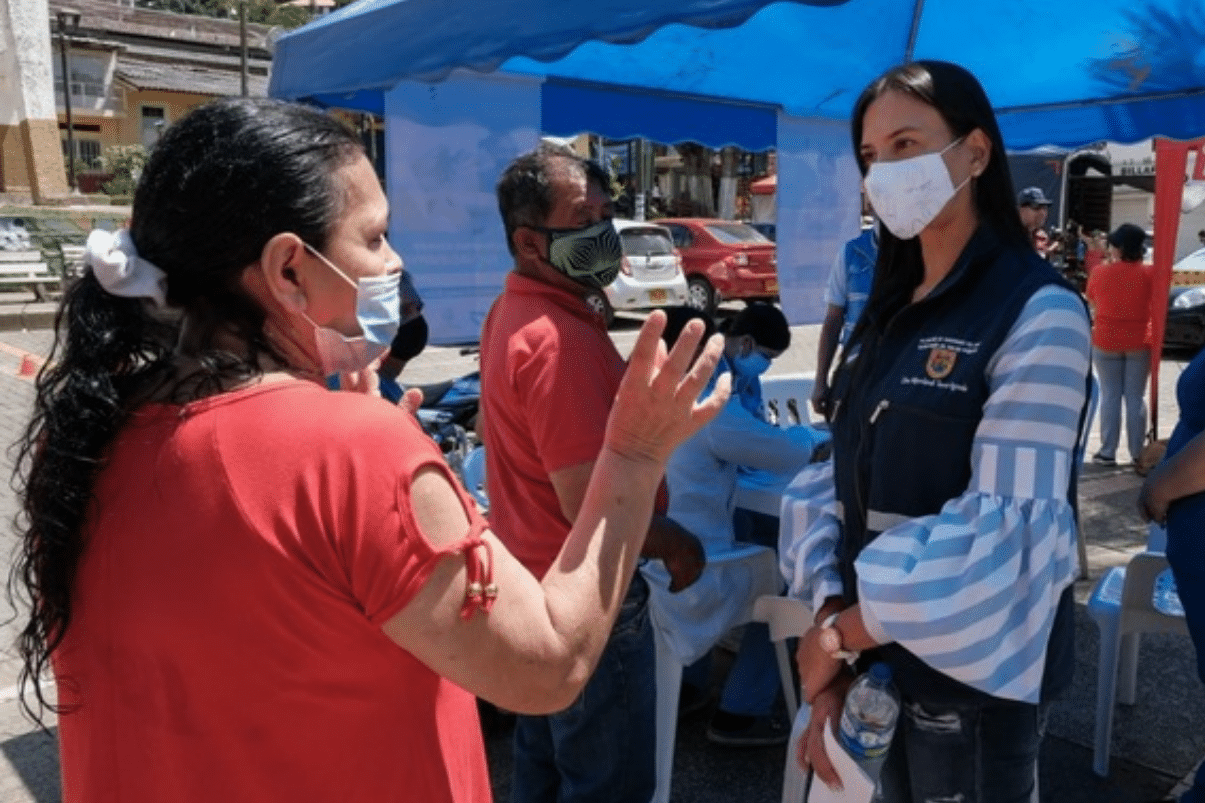 En zona rural de Cali se gestiona vacunación en casa en mayores de edad