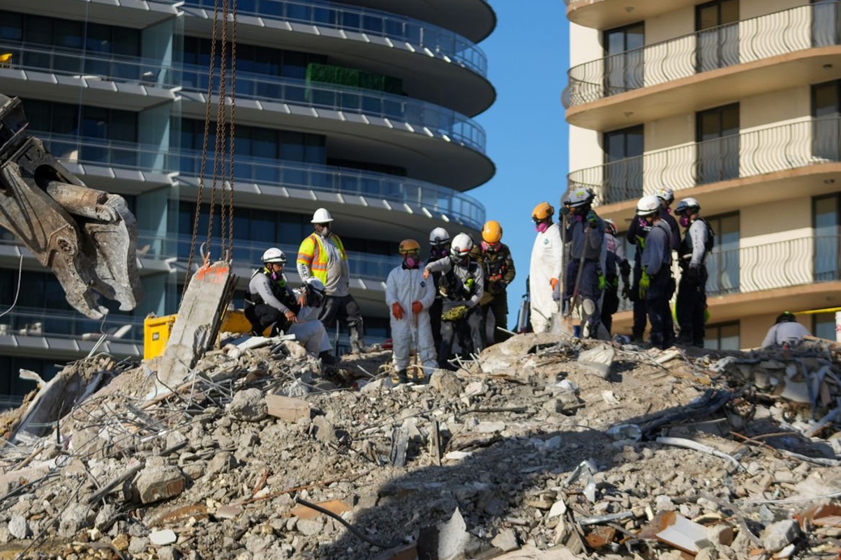 Rescatistas en edificio derrumbado de Florida pasan a tareas de recuperación de cuerpos
