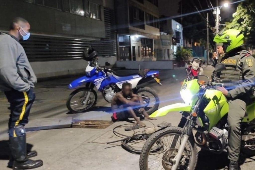 Capturan a un hombre hurtando cableado telefónico al norte de Cali