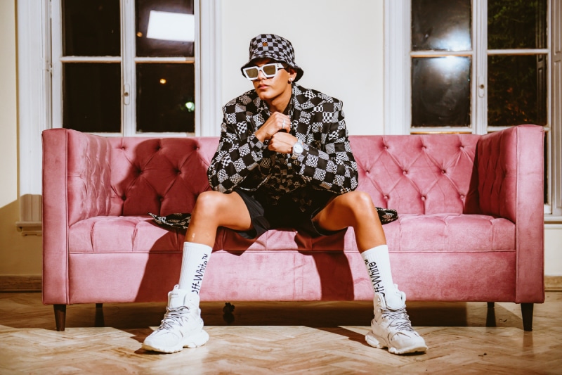 'Sola', el nuevo sencillo del cantante colombiano Kamm
