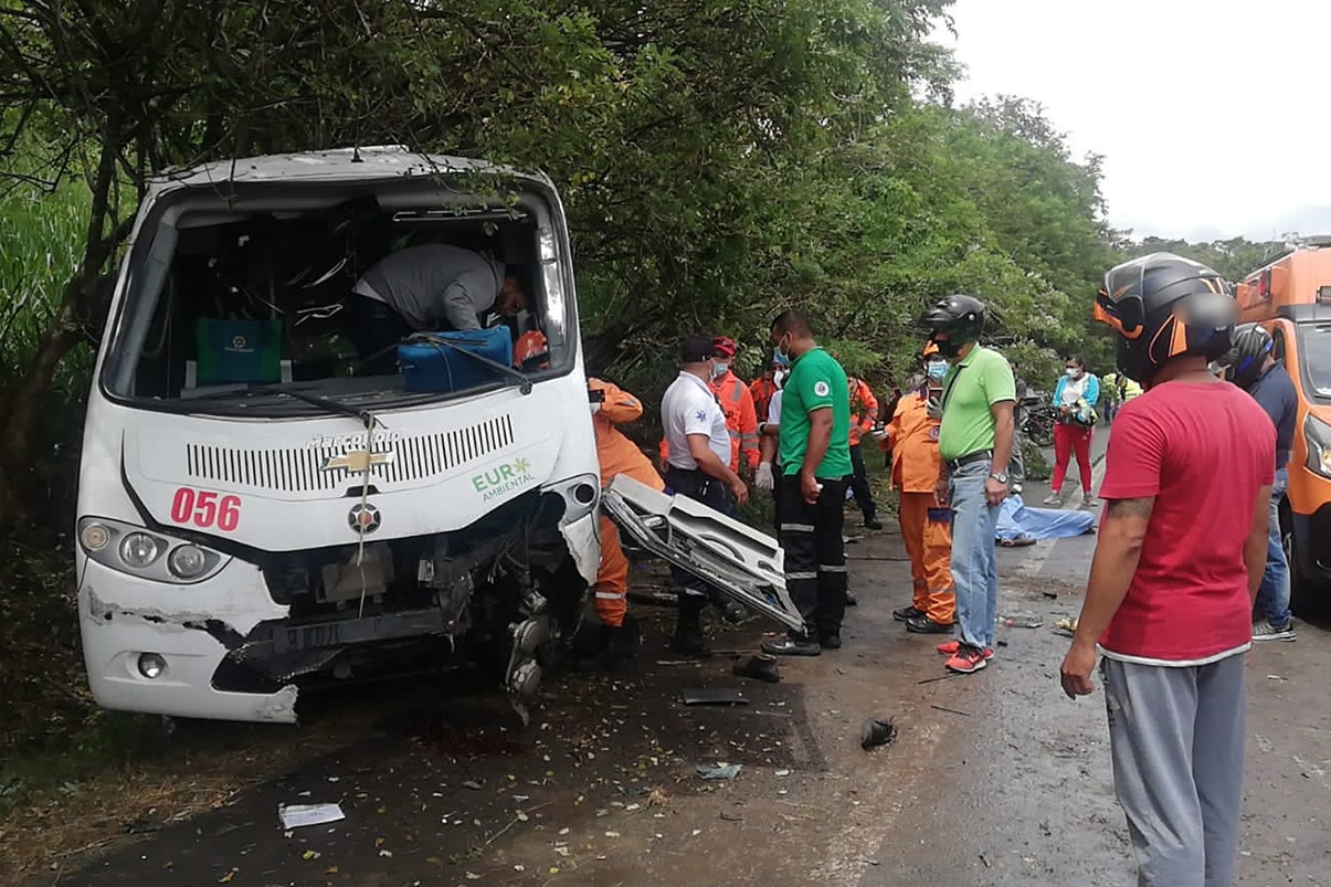 Trágico accidente de buseta en la Panamericana dejó 4 personas muertas