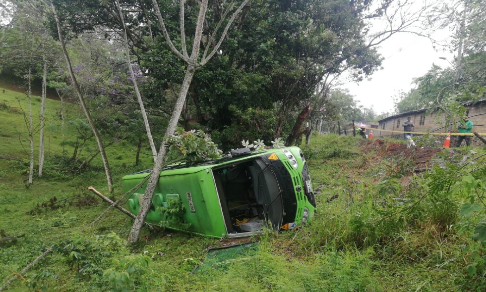 Bus del Mío se volcó en el Kilómetro 3 vía a la Buitrera