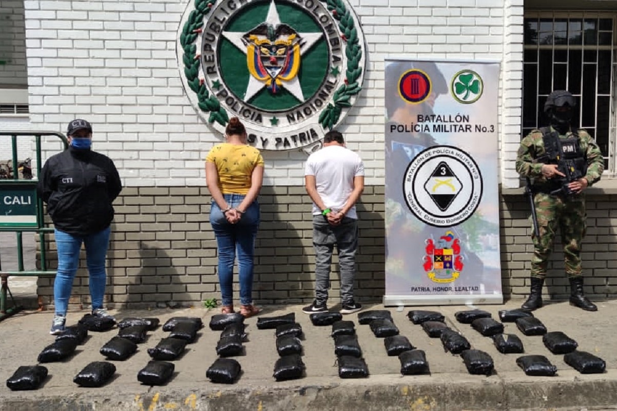 Casa por cárcel a pareja que transportaba 20 kilos de marihuana en Cali