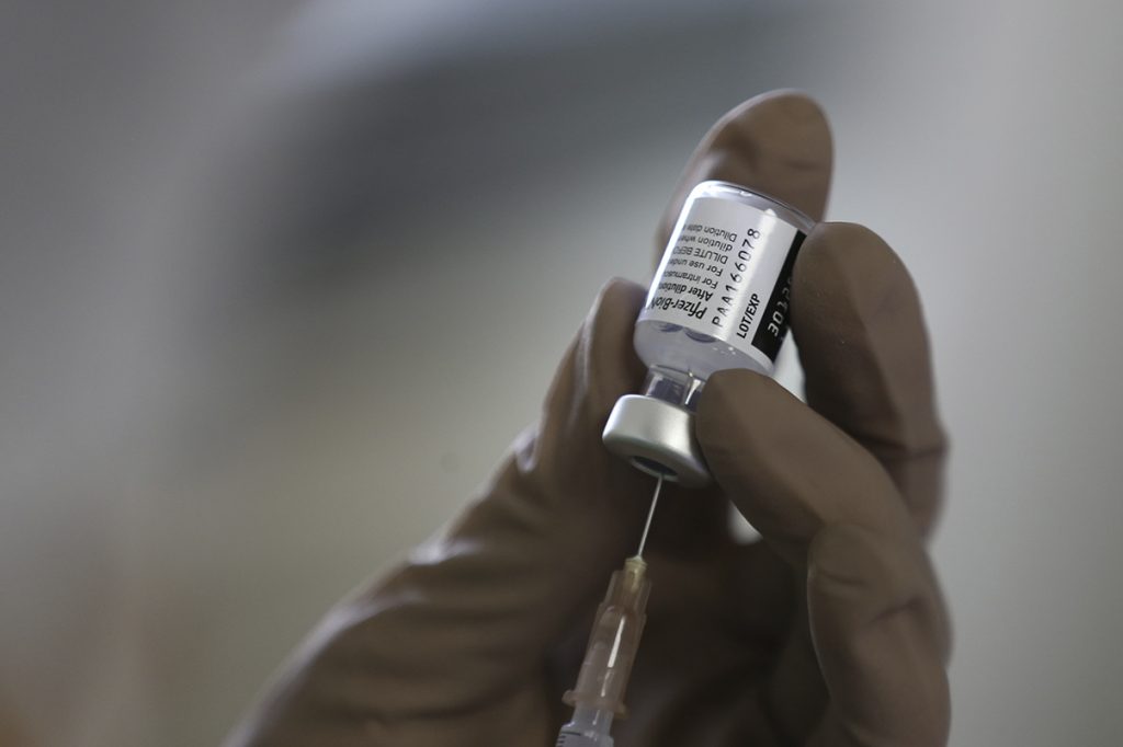 La efectividad de la vacuna Pfizer disminuye más rápido que la de AstraZeneca
