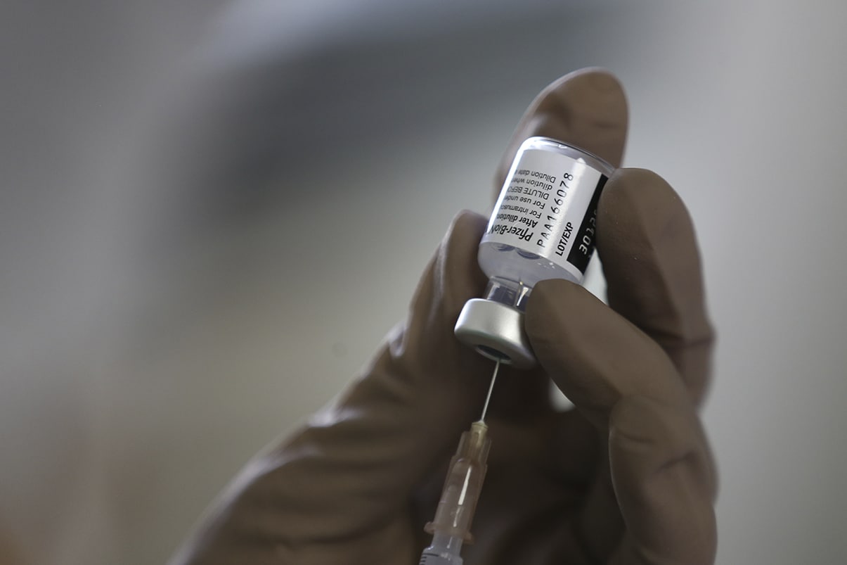La efectividad de la vacuna Pfizer disminuye más rápido que la de AstraZeneca