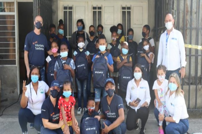 Fundación 'Telefónica' entrega kits escolares a hijos de víctimas de conflicto en el Valle