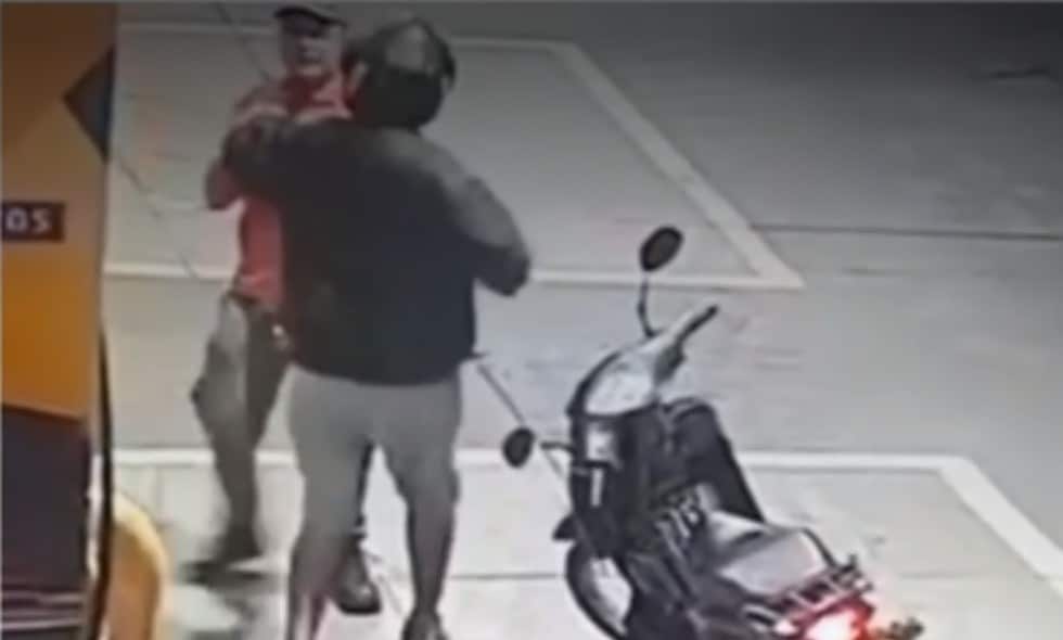 Ladrón atacó a trabajador de estación de gasolina luego de tanquear su moto