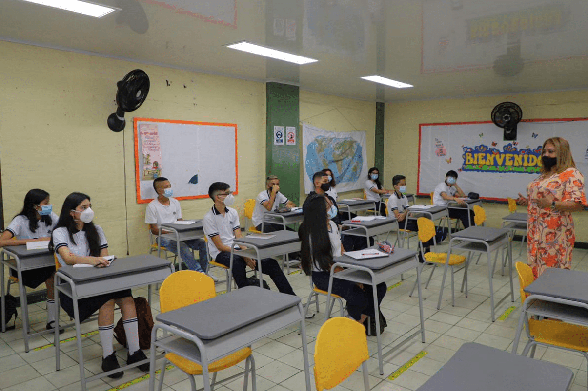 Estudiantes de Cali volvieron a clases y autoridades dan positivo balance