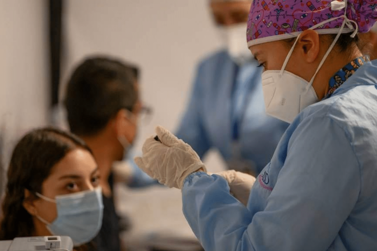 Comenzó la vacunación de jóvenes entre 20 y 24 años en Cali