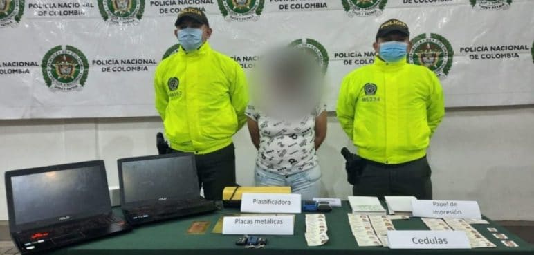 Mujer lideraba centro de falsificación de cédulas en el barrio Nápoles