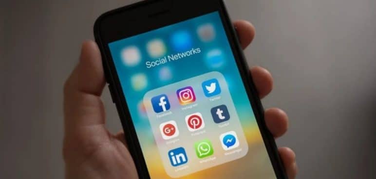 Más de  millones le dio una madre a su hijo por alejarse de las redes sociales