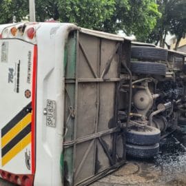 Accidente entre ruta escolar y bus intermunicipal deja varias personas lesionadas