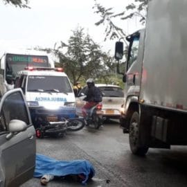 Motociclista muere arrollado por un camión en la vía Cali-Candelaria