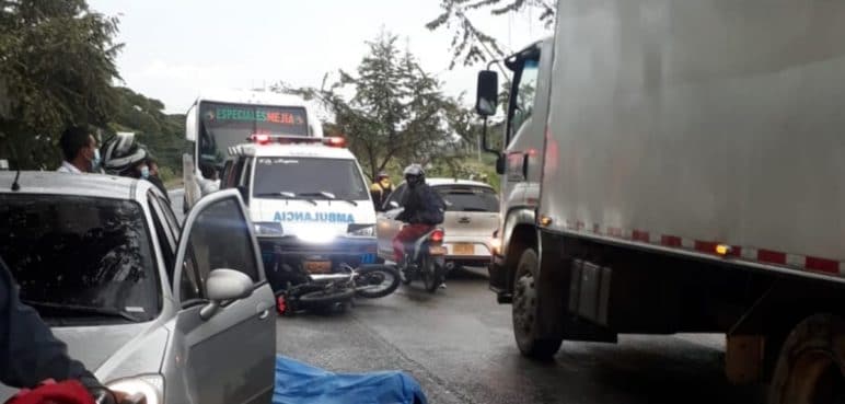 Motociclista muere arrollado por un camión en la vía Cali-Candelaria