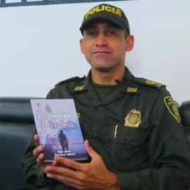 Policía escritor presenta novela romántica en la Feria del Libro Cali 2021