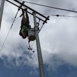 Un hombre murió electrocutado tratando de salvar a un parapentista accidentado