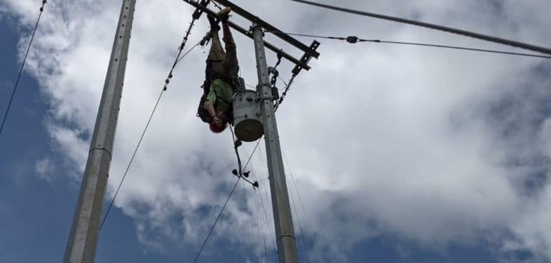 Un hombre murió electrocutado tratando de salvar a un parapentista accidentado