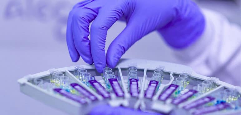 Científicos hallan un anticuerpo eficaz contra todas las variantes de covid