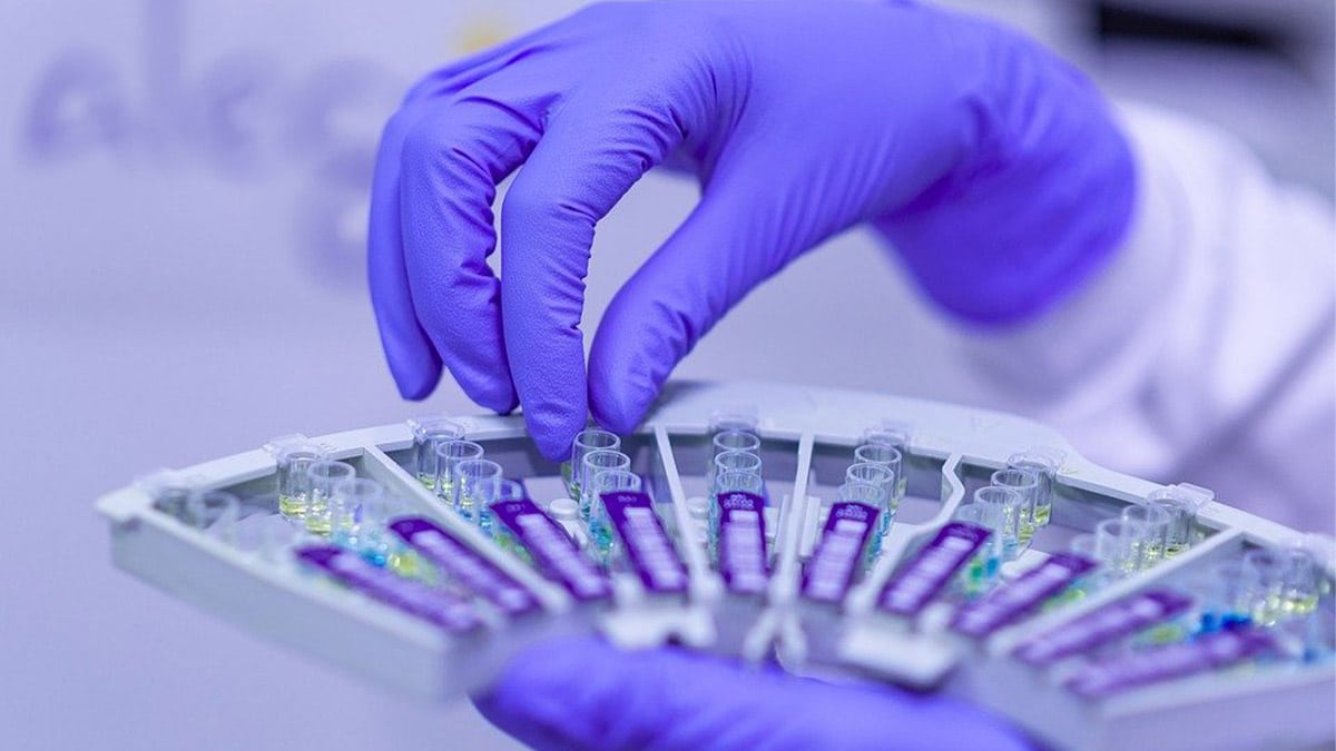 Científicos hallan un anticuerpo eficaz contra todas las variantes de covid