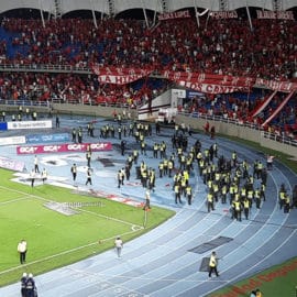 Hinchas de América invadieron la cancha tras derrota con Nacional