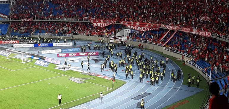 Hinchas de América invadieron la cancha tras derrota con Nacional