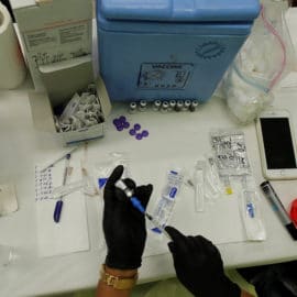 EMA: dosis de refuerzo es “segura y eficaz” pero no está claro cuándo ponerla
