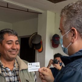 Venezolano recibe el primer permiso por protección temporal en Colombia