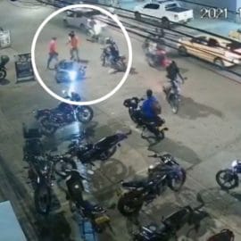 Hombres que iban a robar a motociclista en Santa Elena fueron sacados a tiros
