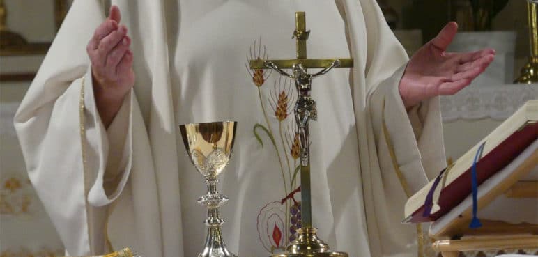 Recompensa por información de sacerdote acusado de abuso sexual en Cali