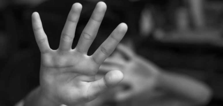 Detienen a mujer que estaría sometiendo sexualmente a menor de 13 años