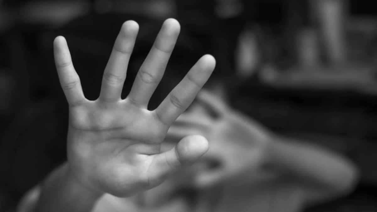 Imputan cargos a jueza que habría dado a pareja una niña en adopción