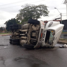 Diez rutas del MÍO afectadas por accidente con derrame de gasolina