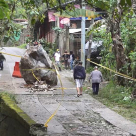 Enorme roca se desplomó de una montaña cerca de Pance y afectó una vivienda