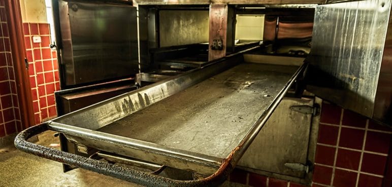 Hombre declarado muerto por los médicos fue descubierto respirando