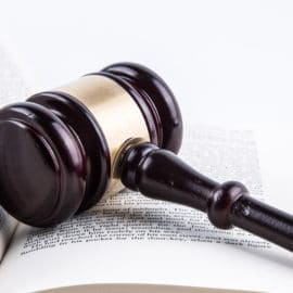 Imputan cargos a jueza que habría dado a pareja una niña en adopción
