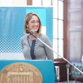 Piden la renuncia de Jennifer Arias tras conocerse plagio en su tesis
