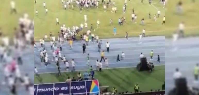 Hinchas se metieron a la gramilla del estadio en clásico de fin año