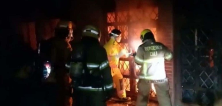 Fuerte incendio en la vía La Nubia – Candelaria