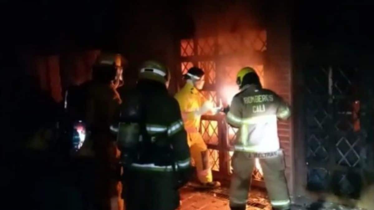 Fuerte incendio en la vía La Nubia – Candelaria