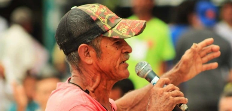 Campesinos cierran vías en el Cauca por invasión de indígenas a predios