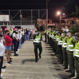 Policías se visten de Papá Noel y entregan regalos a niños al oriente de Cali