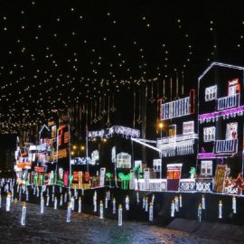 Comerciantes del centro de Cali se unieron para crear su propio alumbrado navideño