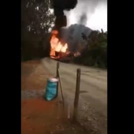 Dos vehículos que llevaban combustible fueron incinerados en el Cauca