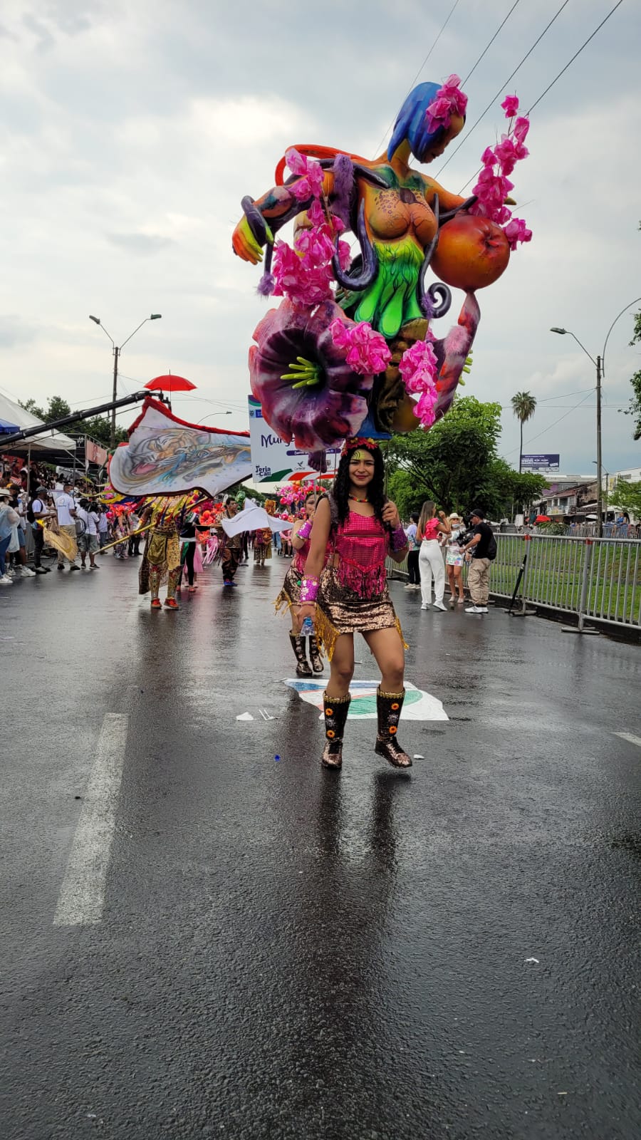 mucho-color-alegria-asi-vive-desfile-cali-viejo-feria-2021-28-12-2021-11