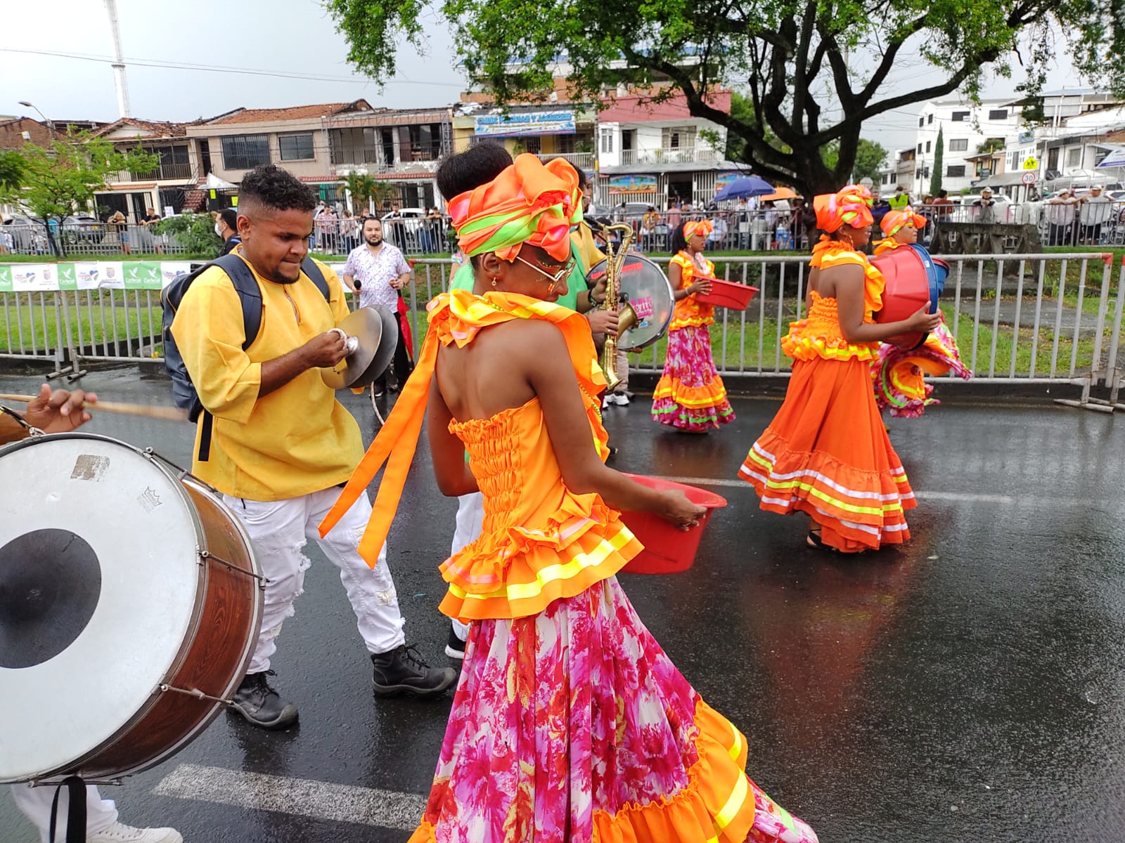 mucho-color-alegria-asi-vive-desfile-cali-viejo-feria-2021-28-12-2021-22
