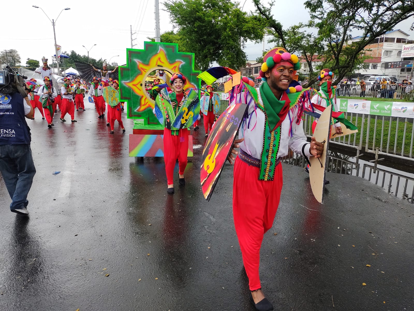mucho-color-alegria-asi-vive-desfile-cali-viejo-feria-2021-28-12-2021-22