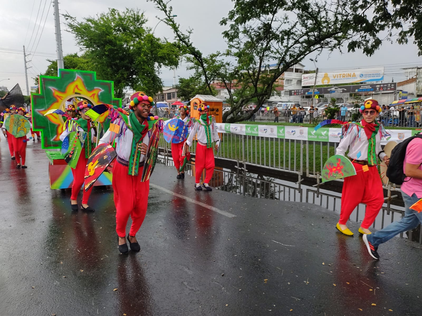 mucho-color-alegria-asi-vive-desfile-cali-viejo-feria-2021-28-12-2021-22