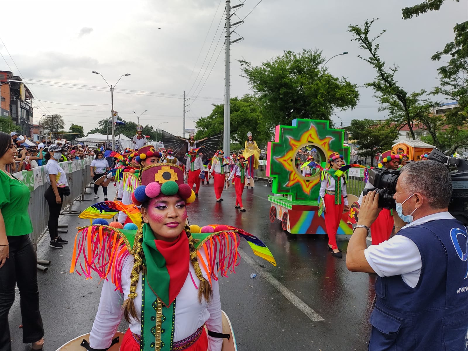 mucho-color-alegria-asi-vive-desfile-cali-viejo-feria-2021-28-12-2021-22