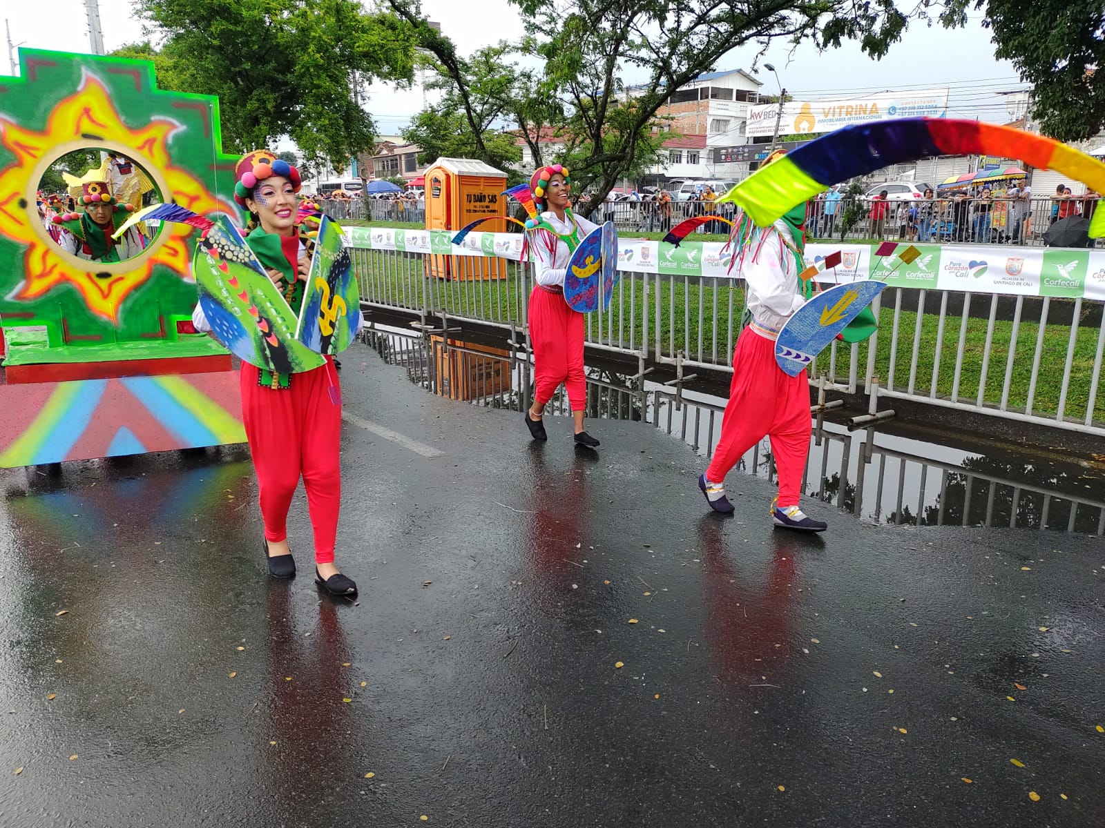 mucho-color-alegria-asi-vive-desfile-cali-viejo-feria-2021-28-12-2021-22